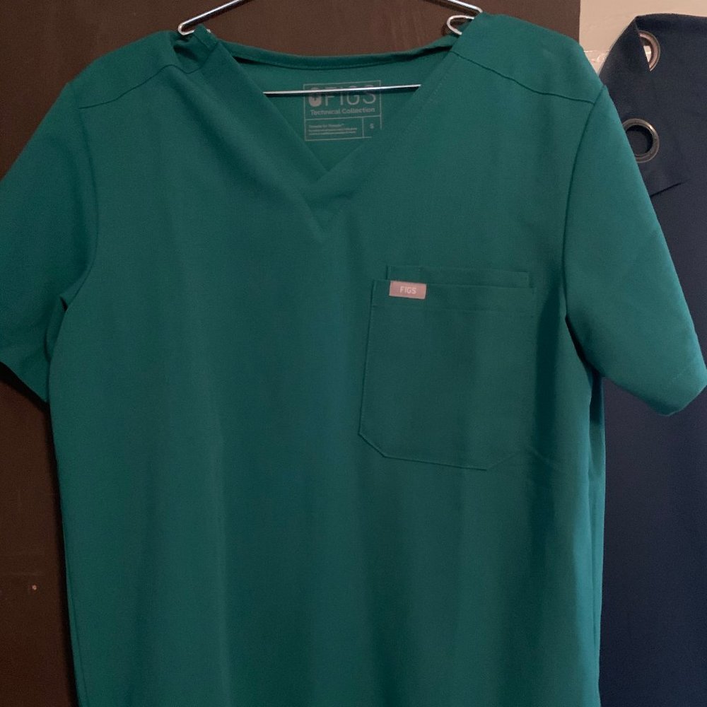 FIGS Hunter Green Leon scrub top mens s /womens m